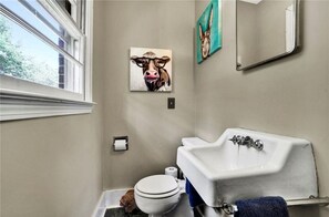 Hårtørrer, håndklæder, Sæbe, Toiletpapir