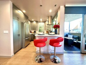 Frigorífico, microondas, horno y placa de cocina