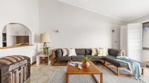 Smart TV - Commodore 8 - Stylish apartment with Noosa River views (Noosa Heads)
