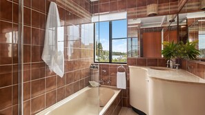 Shower - Commodore 8 - Stylish apartment with Noosa River views (Noosa Heads)