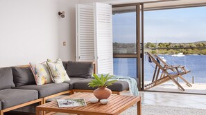 Smart TV - Commodore 8 - Stylish apartment with Noosa River views (Noosa Heads)