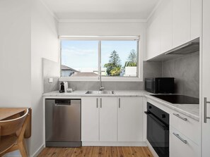 Fridge, microwave, oven, stovetop - Prickly Pear Stays in Merewether - Ridge St (Merewether)