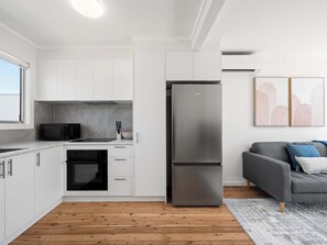 Fridge, microwave, oven, stovetop - Prickly Pear Stays in Merewether - Ridge St (Merewether)