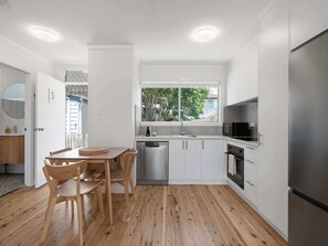 Fridge, microwave, oven, stovetop - Prickly Pear Stays in Merewether - Ridge St (Merewether)