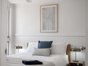 1 bedroom, desk, iron/ironing board, WiFi - Prickly Pear Stays in Merewether - Ridge St (Merewether)
