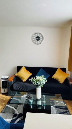 Living area - Cozy plaza accommodation.beautiful and spacious , good for long stay (Rochester)