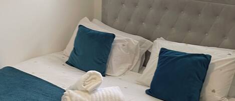 2 bedrooms, internet, bed sheets