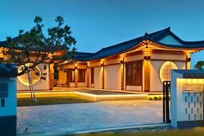 Un bâtiment traditionnel doté d’une cour, d’une porte et d’une entrée bien éclairée.
