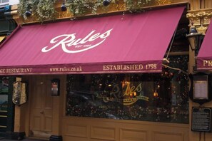صورة غير مصنفة، 5 من 37، زرّ