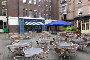 Outdoor dining - 4VH Virginia House, 31 Bloomsbury Way by City Living London (London)