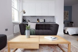 Room - 4VH Virginia House, 31 Bloomsbury Way by City Living London (London)