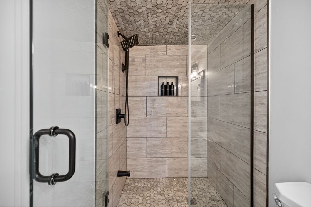Secadora de cabello, toallas, jabón, papel de baño 