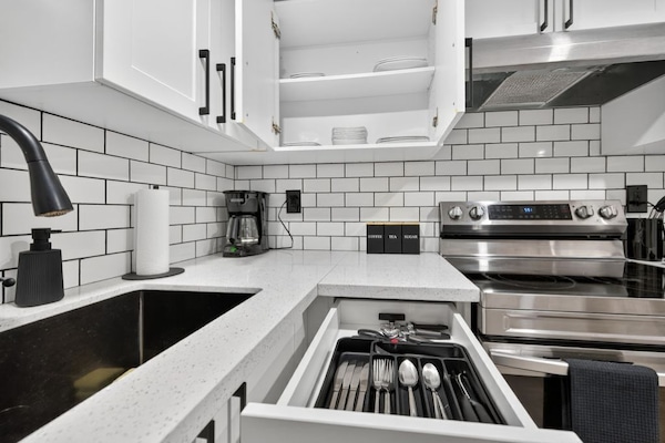 Een koelkast, een microgolfoven, een oven, een kookplaat