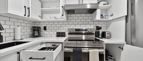 雪櫃、微波爐、焗爐、爐具