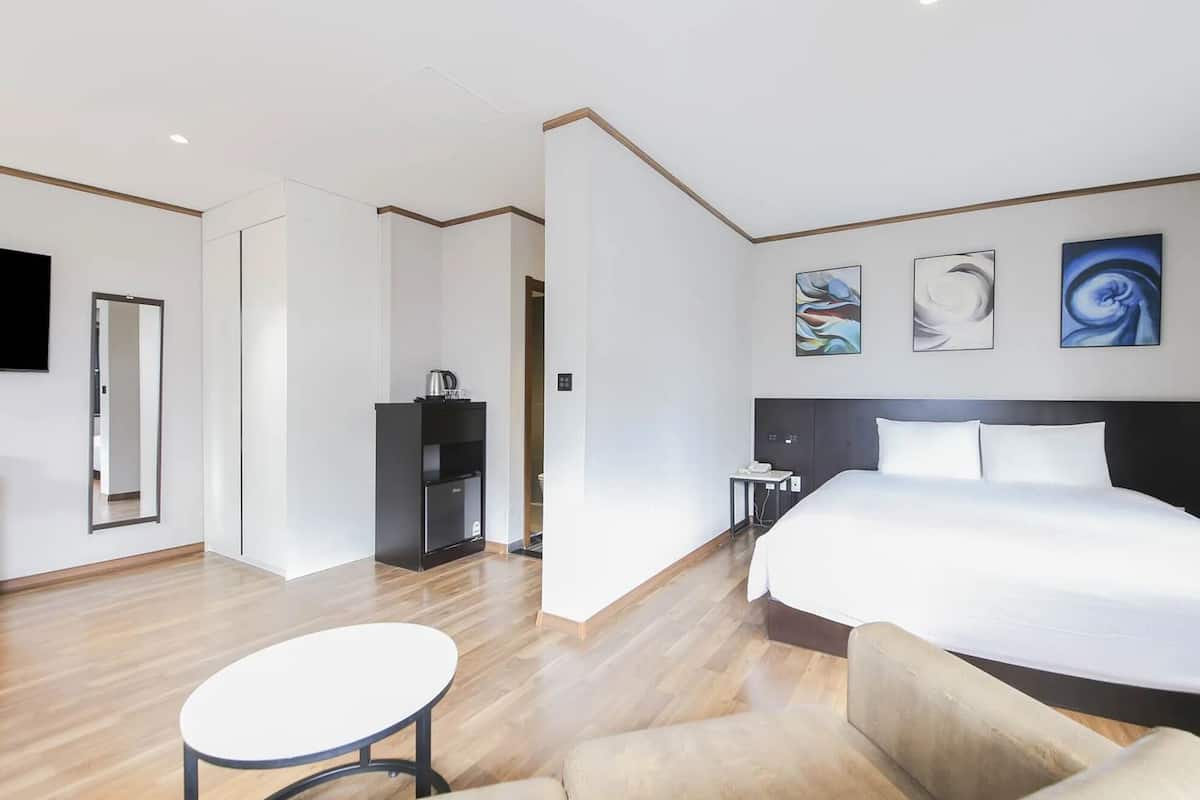 Family Twin Room | Desk, free WiFi