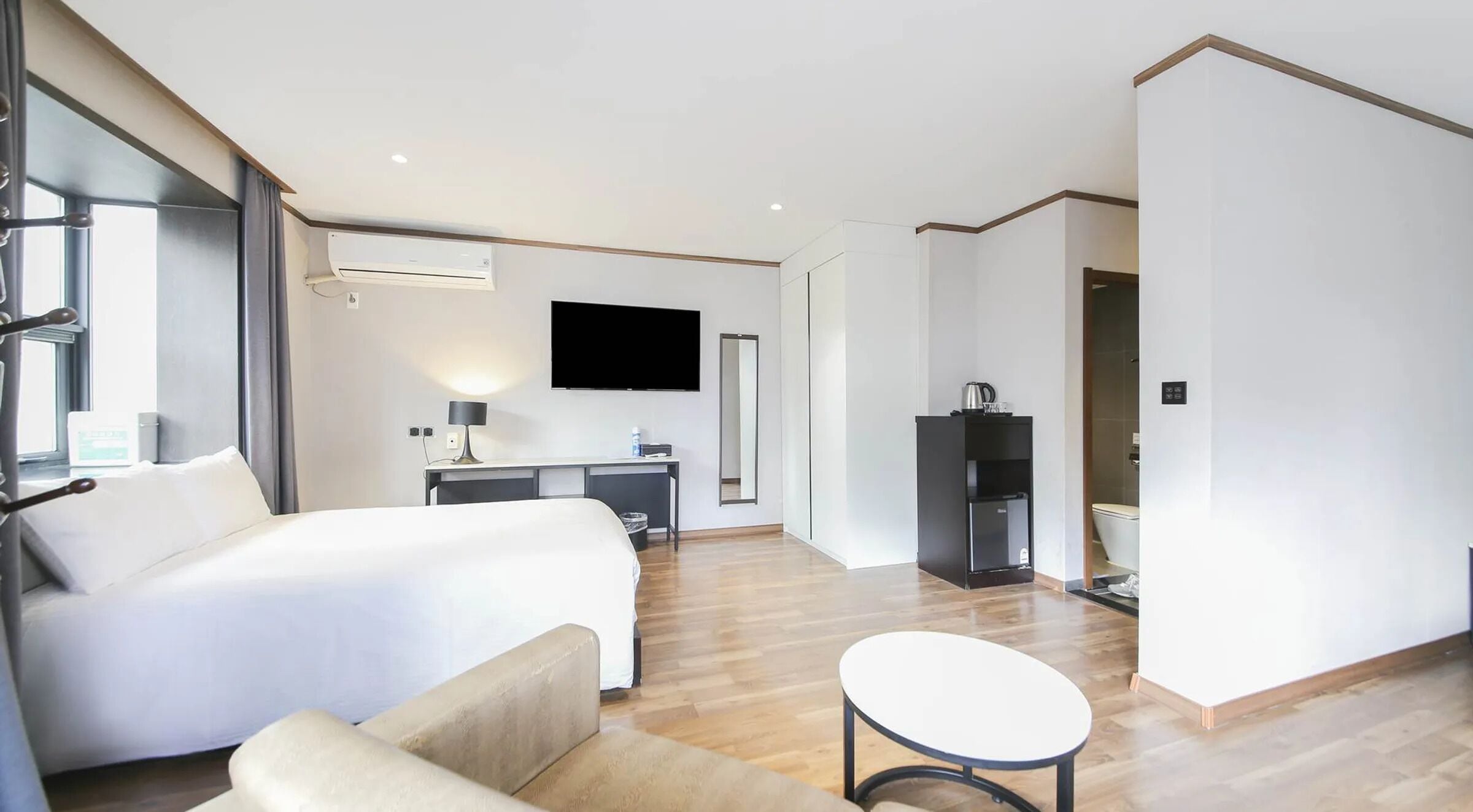 Family Twin Room | Desk, free WiFi