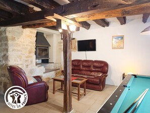 Télévision, cheminée