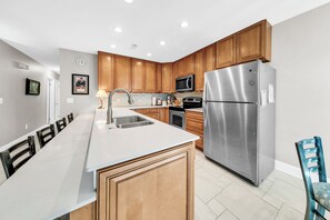 Fridge, microwave, oven, stovetop - 🦩Book Me Baby! Swords Beach House in Panama City Beach🦩 (Panama City Beach)