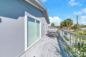 Outdoor dining - 🦩Book Me Baby! Swords Beach House in Panama City Beach🦩 (Panama City Beach)
