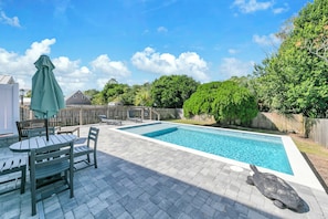 A heated pool - 🦩Book Me Baby! Swords Beach House in Panama City Beach🦩 (Panama City Beach)