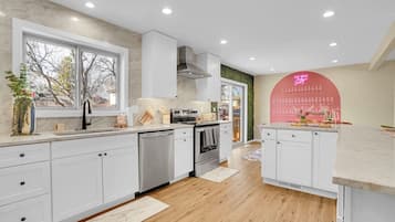 Een koelkast, een magnetron, een oven, een kookplaat