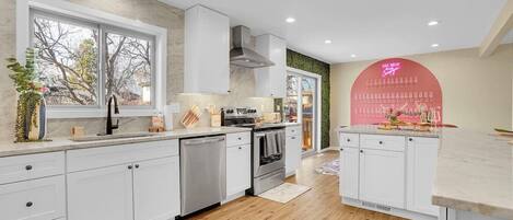 Refrigerador, microondas, horno, placa de cocina