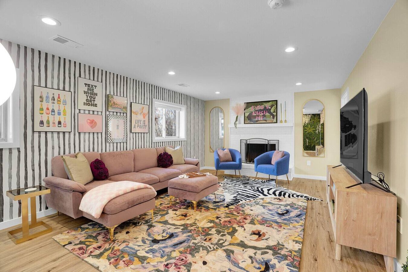 Een smart-tv, een open haard en boeken