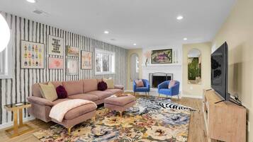 Een smart-tv, een open haard en boeken