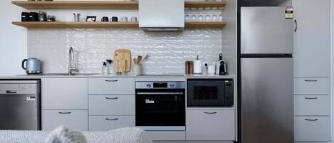 Réfrigérateur, micro-ondes, four, plaque de cuisson