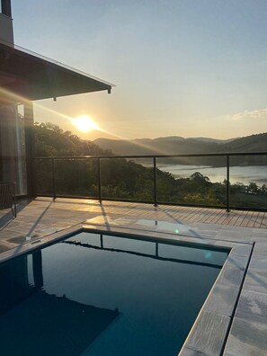 ستائر تعتيم ومكواة/لوح كي وواي فاي مجانًا