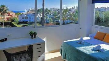 3 chambres, fer et planche à repasser, Wi-Fi, draps fournis