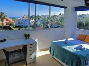 3 slaapkamers, een strijkplank/strijkijzer, wifi, beddengoed