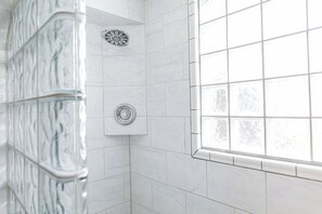 Shower, hair dryer, towels, soap - Splendid MidMod -Mid town - enjoyment and comfort (Omaha)