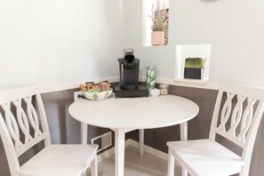 Dining - Splendid MidMod -Mid town - enjoyment and comfort (Omaha)