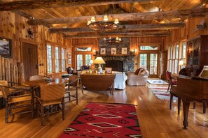 Interior - Green Valley Ranch Lodge & Cabin (Coram)