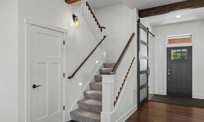 Interior - Cozy 3-bedroom prairie style home is perfect for your Bozeman getaway. (Bozeman)