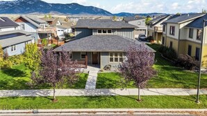 Ett bostadsområde med hus, en uppfart och ett berg i bakgrunden.