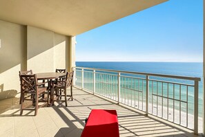 Outdoor dining - Indigo 1703E | New Rental | Beachfront | Free Beach Service (Pensacola)
