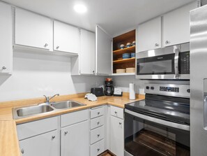 Refrigerador, microondas, horno, placa de cocina