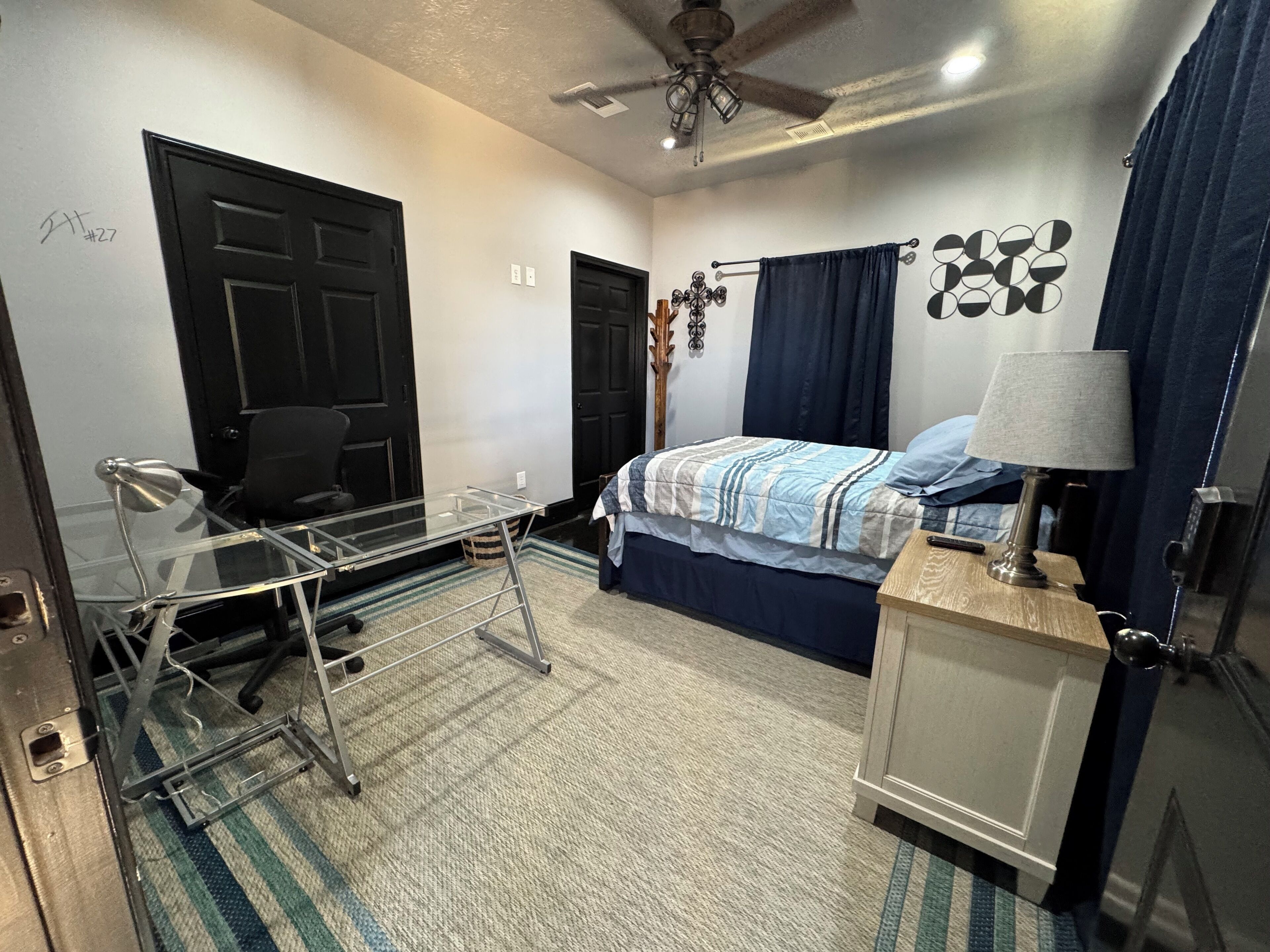 2 bedrooms, desk, iron/ironing board, WiFi