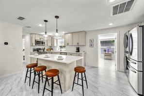 Réfrigérateur, four à micro-ondes, un four, surface de cuisson