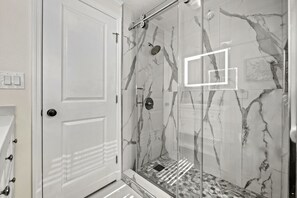 Douche, séchoir à cheveux, serviettes fournies