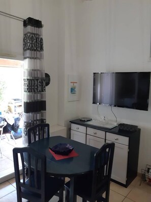 Dining - HOLIDAYLAND VILLA 427 T2 MEZZANINE sleeps 6 NARBONNE PLAGE (NARBONNE PLAGE)