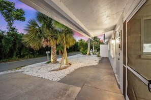 Property grounds - Walk to Beach and Cedars East Club Amenities - Pool, Tennis, Fitness Center (Longboat Key)