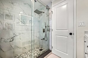 Shower, hair dryer, towels - Walk to Beach and Cedars East Club Amenities - Pool, Tennis, Fitness Center (Longboat Key)