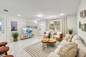 Smart TV - Walk to Beach and Cedars East Club Amenities - Pool, Tennis, Fitness Center (Longboat Key)