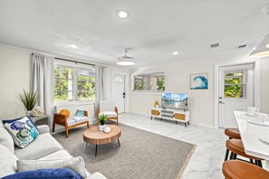 Smart TV - Walk to Beach and Cedars East Club Amenities - Pool, Tennis, Fitness Center (Longboat Key)