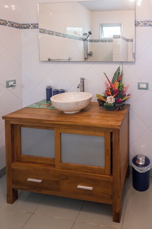 Talo, merinäköala | Kylpyhuone