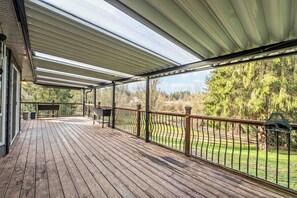 Terrace/patio - Beautiful and fully renovated 6-bedroom, 3-bath home located (Langley Township)