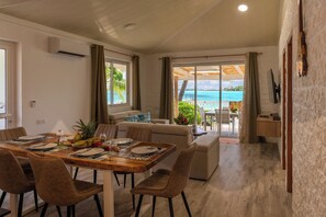 บ้านพัก, ลานระเบียง, วิวชายหาด | บริเวณนั่งเล่น | สมาร์ททีวี 45 นิ้ว พร้อมช่องเคเบิล